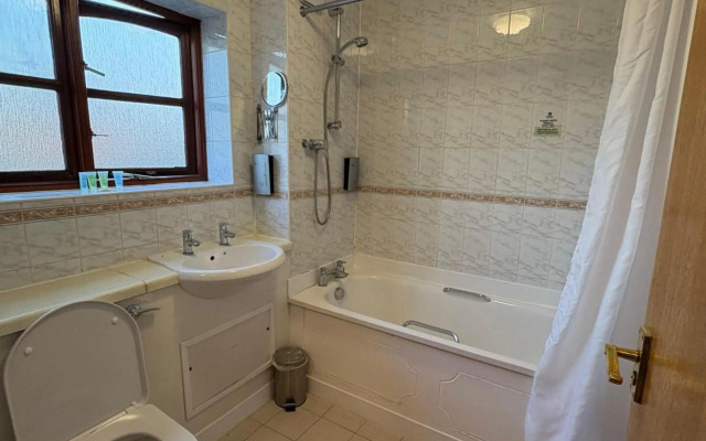 Tollgate Hotel And Leisure