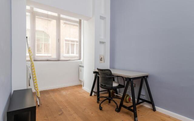 That 70's Apartment ~ Top Center with Balcony