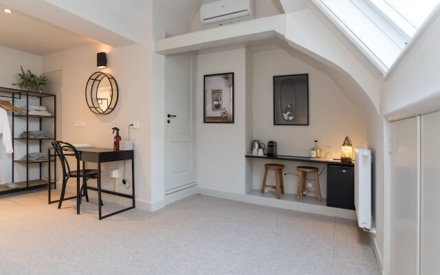 17th Century Canal Apartment with Roof Terrace