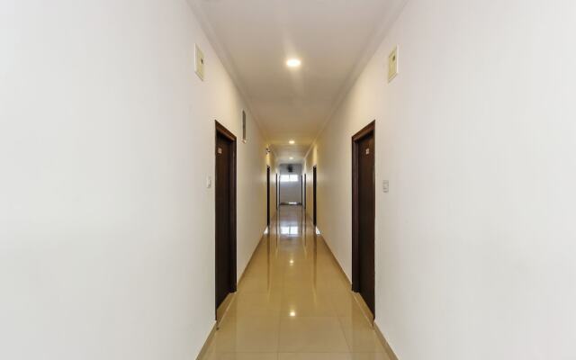 OYO 24993 Royal Inn Hotel