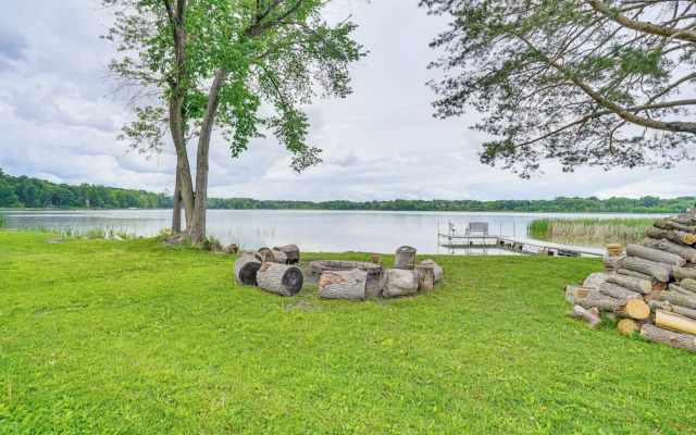 Lakefront Mound Getaway: Near Snowmobiling Trails!