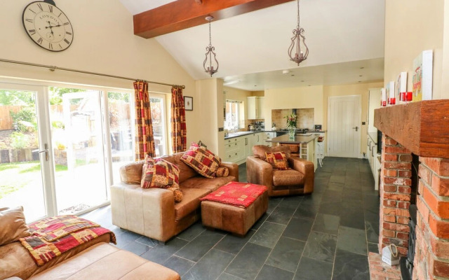 1 Homecroft Bungalows