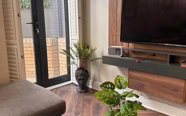 Stylish modern flat in SW London