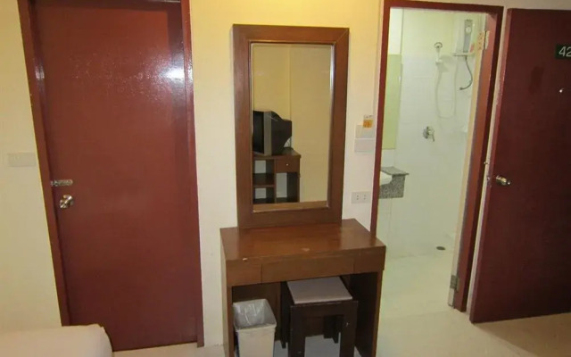 18 Coins Cafe & Hostel