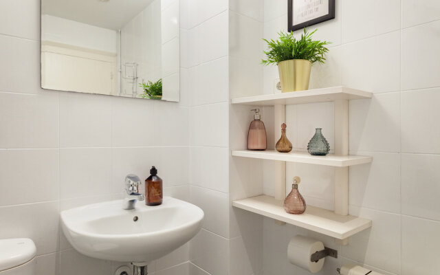 Sol in Barcelona with 2 bedrooms and 2 bathrooms