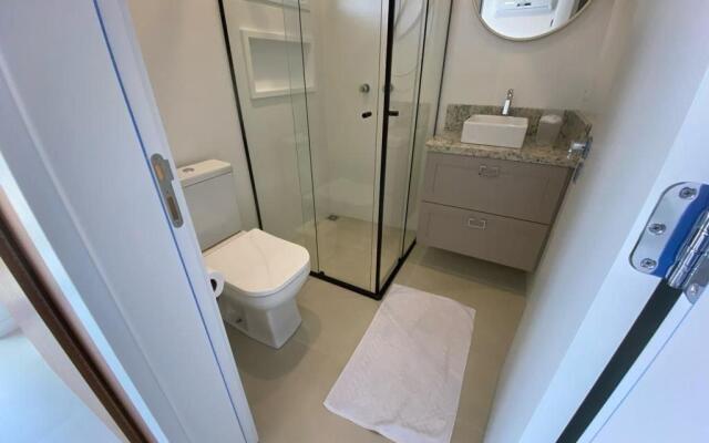 Apto c/churrasq na sacada em bombinhas RNA0303