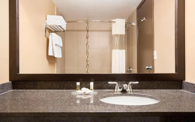 Econo Lodge Causeway Bay