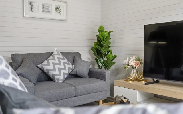 2-bed Rosebud Apartment With BBQ & Garden
