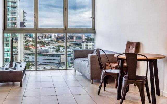 Chic Inner City Position 2 bedroom apartment with Parking By Serain Residences – Balcony – Brisbane