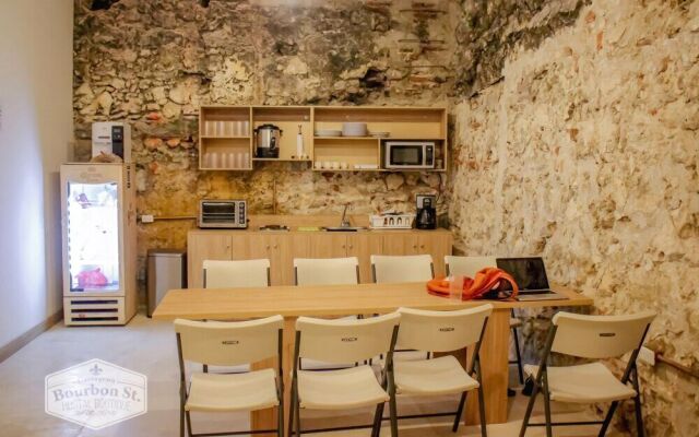 Bourbon St Hostal Boutique - Hostel