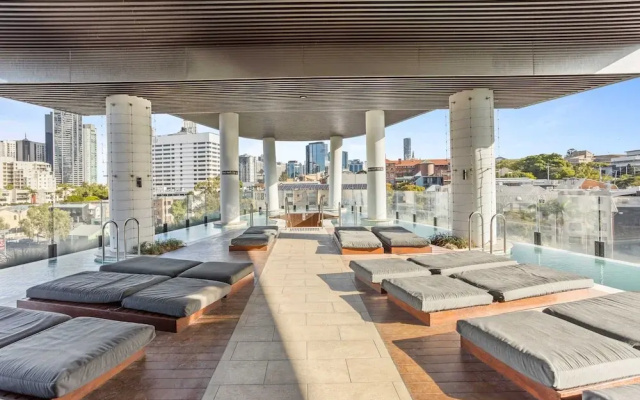 Chic 1-bed With Parking, Pool and Gym