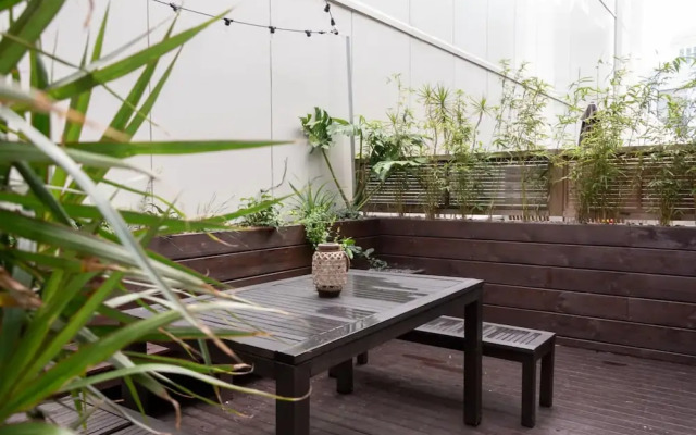 Modern 1 Bedroom Apartment With Spacious Courtyard in CBD
