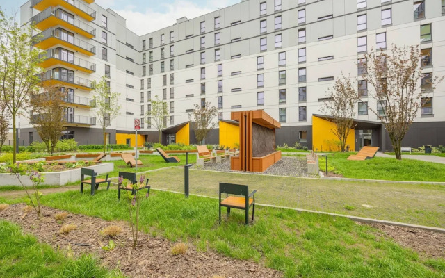 Apartment With Parking by Renters