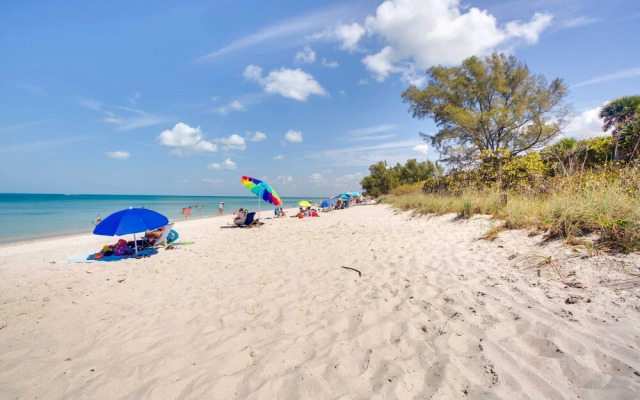 Charming Home w/ Patio Near Vanderbilt Beach