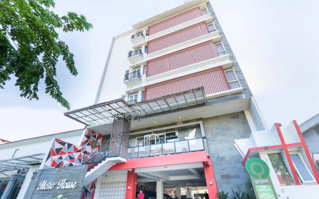 OYO Flagship 3869 Metro House Sub