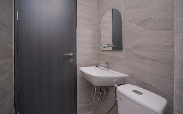 Good and Cozy 2BR at Collins Boulevard Apartment