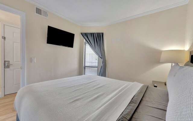 Seaside Luxury Oasis with balcony