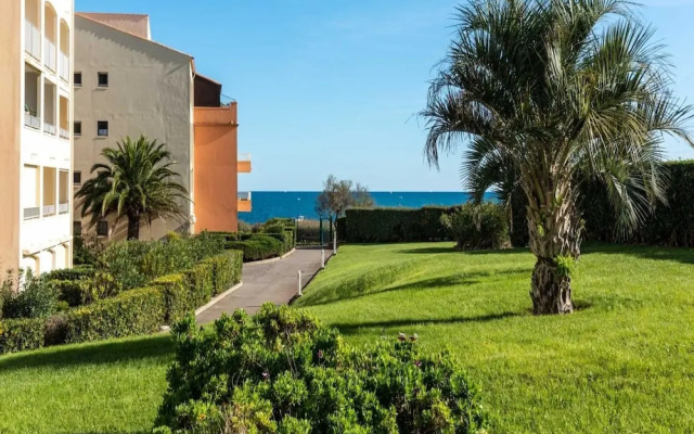 Sunny Apartment by the Sea