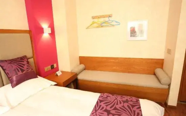 Super 8 Hotel (Luoyang Longmen High-speed Railway Station Quanyi Square)