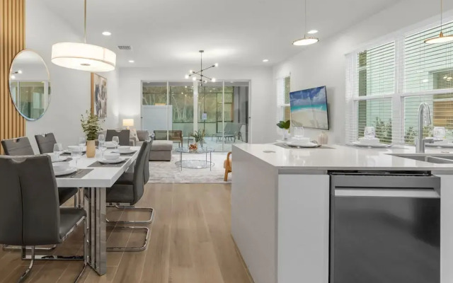 Upstay - Modern Family Townhome With Pool