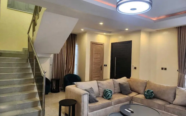 Charming 2- Bedroom Duplex