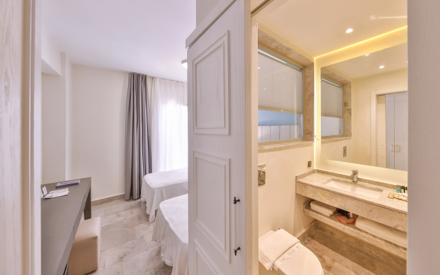 Hera Hotel