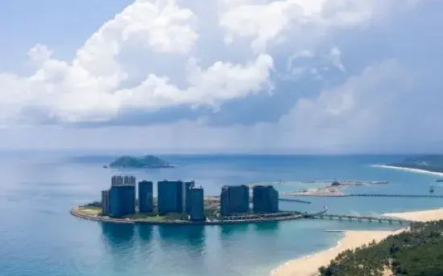 Yajing Haiju Surfing Seaview Design Hotel (Wanning Sunac Riyuewan Branch)