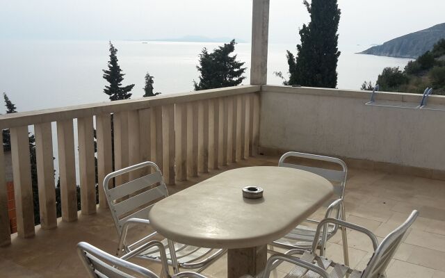 Apartment Dragomil - beautiful sea view: A1  Sveta Nedjelja, Island Hvar