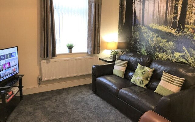 Welcoming Spacious 2-bedroom House in St Helens