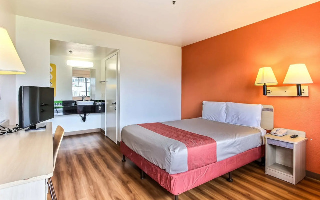 Motel 6 Salinas, CA - North Monterey Area