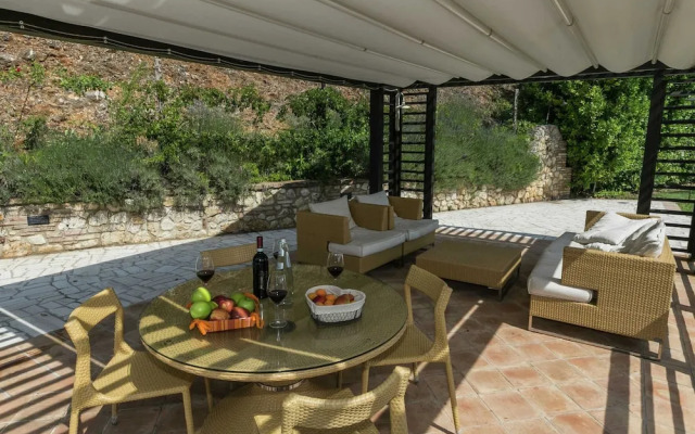 Luxury, Modern Apartment With Pool and Stunning Views