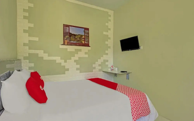 OYO 3208 Villa Inn App Trawas Bintaro Syariah