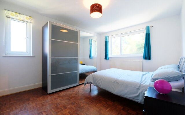 Bright and Spacious 2 Bed Apartment - Sleeps 4
