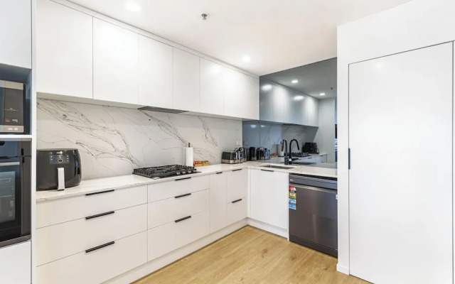 Stylish 2Br Apt With Balcony - Prime Cbd Location!