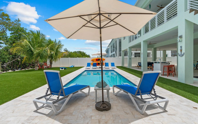 Emerald Oasis Lux Waterfront Gem Pool Kayaks