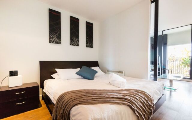 Cleo, 1BDR St Kilda Apartment