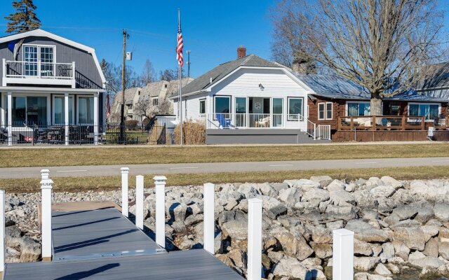 Waterfront Buckeye Lake Home w/ Deck & Dock!