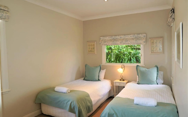 Robin Hill Manor - rambling retreat & tennis court