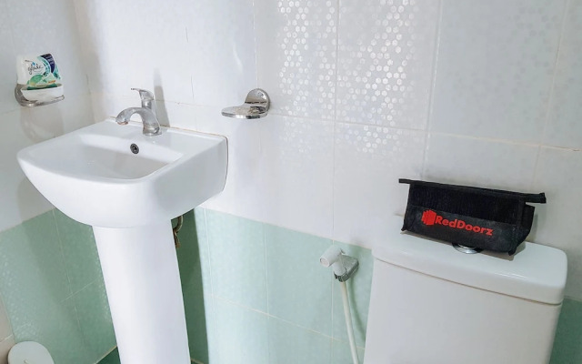 RedDoorz @ Caimito Drive Dampas