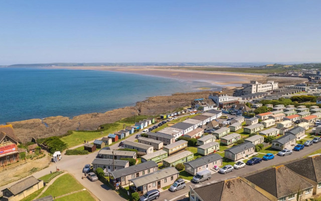 'Hartland Caravan' with Sea Views