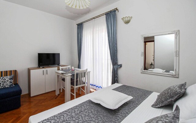 Amazing Apartment in Tucepi With Wifi