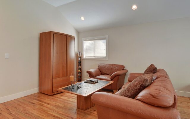 2BR Renovated Austin Coach House by RedAwning