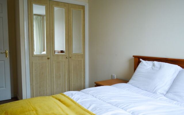 Bright 2 Bedroom Apartment With Parking in Edinburgh