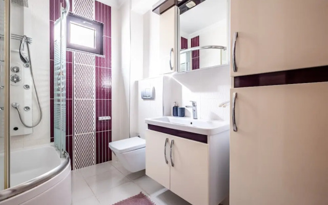 Flat in Maltepe With Balcony Near Shopping Malls