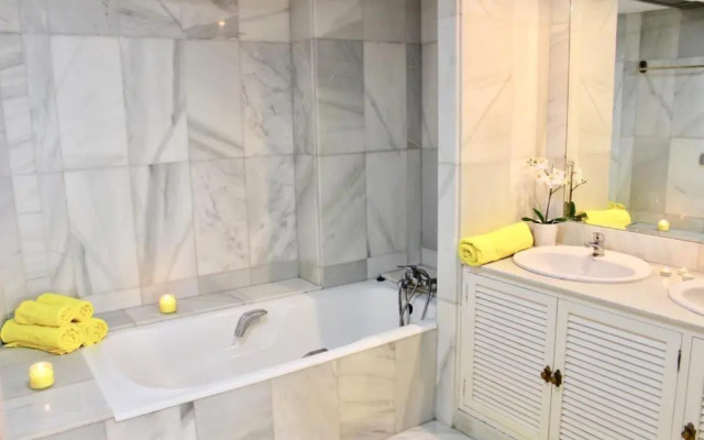 Frontline sea in the center of Puerto Banus.2 Bedrooms.