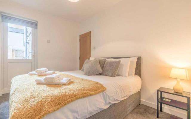 Stylish Apartment 5 Min Walk To Castle & Parking!