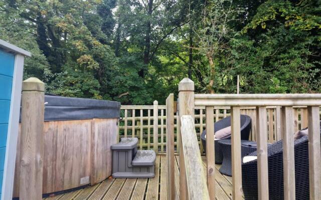 Glamping Hut - Riverside 2
