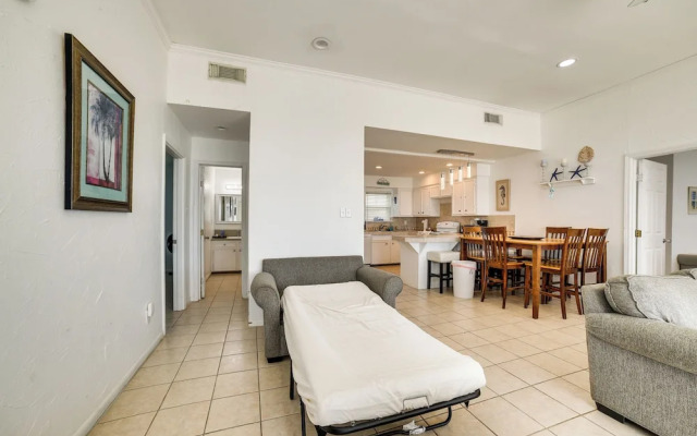 Beachfront Home w/ Pool Access in Galveston!