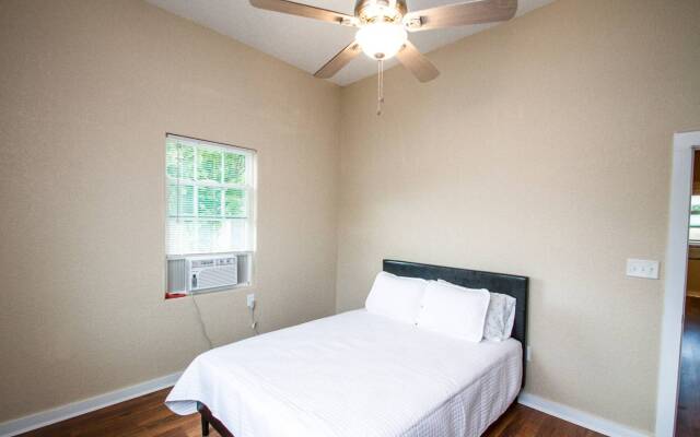3BR/2BA Remodeled Apartment Near Downtown