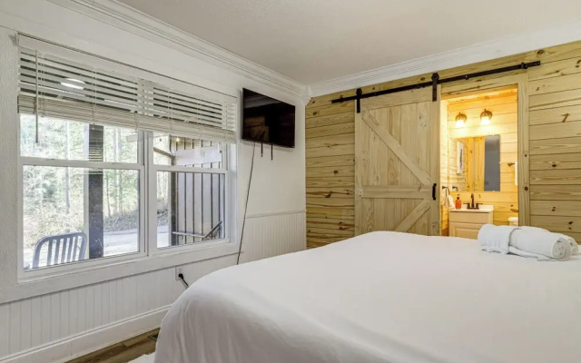 Pet-friendly Gatlinburg Cabin w/ Hot Tub!
